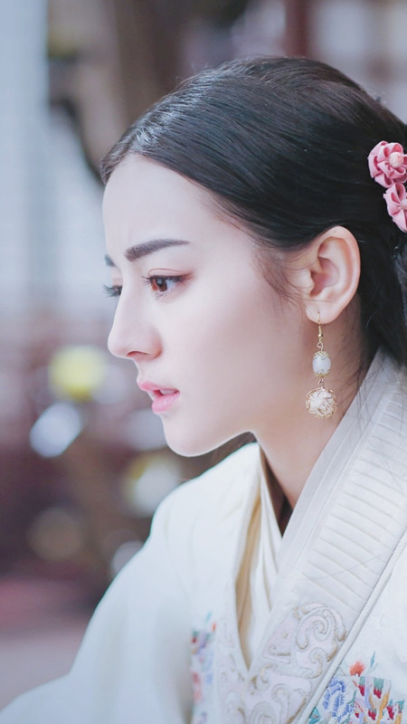 单凭迪丽热巴的侧脸就可以迷倒一大片人!笑起