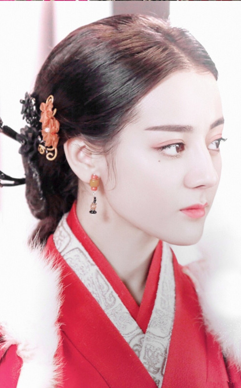 单凭迪丽热巴的侧脸就可以迷倒一大片人!笑起