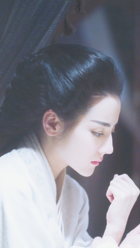 单凭迪丽热巴的侧脸就可以迷倒一大片人!笑起