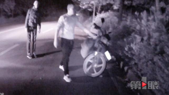 大晚上的 男子满脸是血的蹲在草丛里