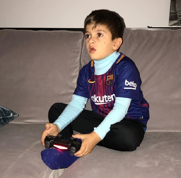 足球启蒙!梅西带儿子接触足球 未来球王正式上
