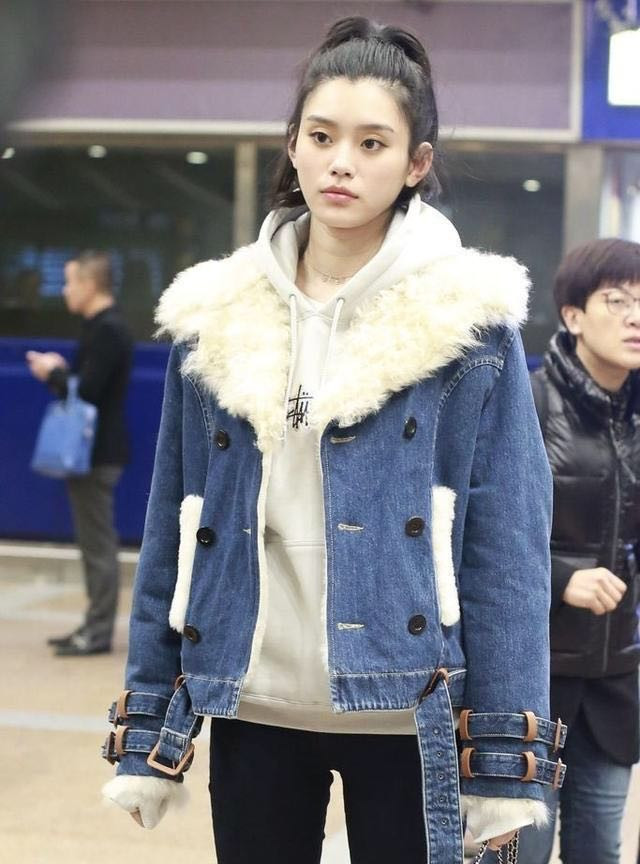 超模奚梦瑶现身机场,牛仔外套搭休闲裤秀身材