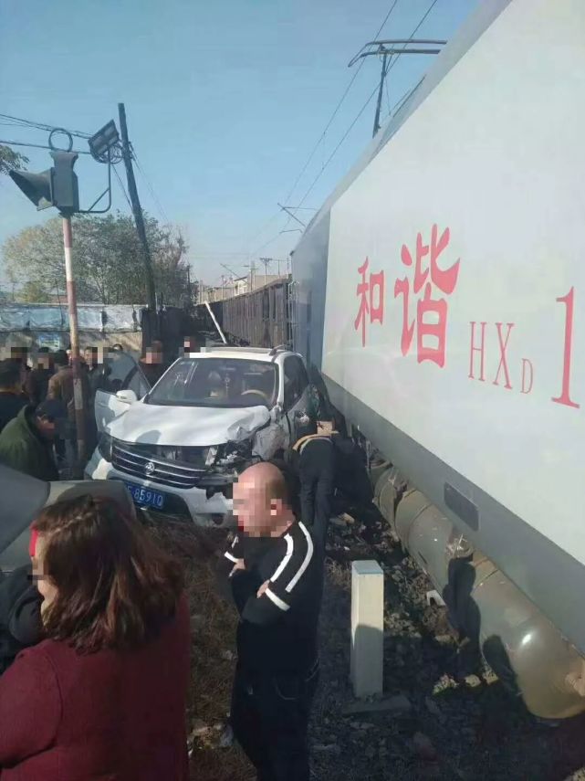 安阳发生一起汽车与火车相撞事故 道口无人值守