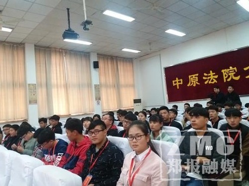 男子向妻子和岳母泼洒汽油 并放火点燃汽油