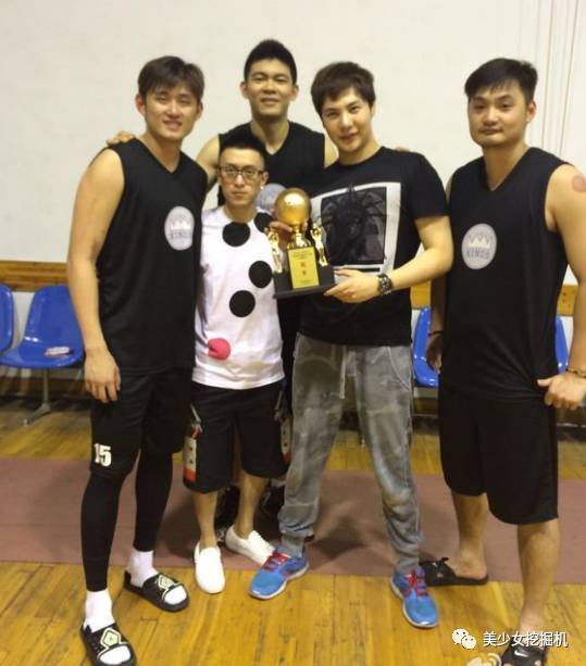 网红大揭秘!林小宅豆得儿70斤,25岁就开保时捷