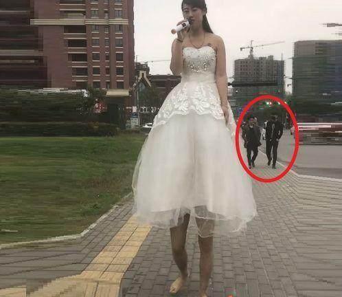 街头惊现两米高女巨人卖唱吸引不少人眼光结果被当场拆穿
