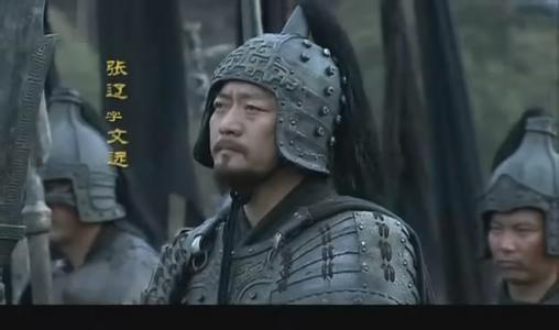 张辽后为保护曹丕,被躲在一旁马忠的暗箭射中腰部,伤重身亡.