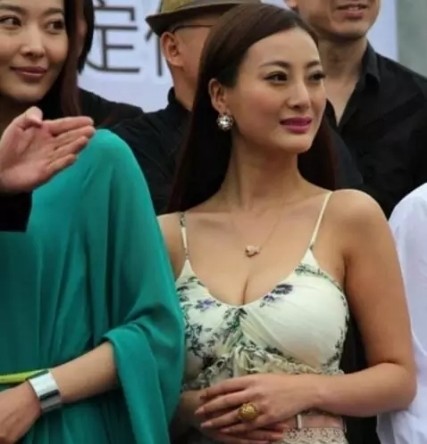 凭《一路向西》走红,柳岩在她面前略逊一筹,出