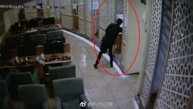 小伙弃上万月薪工作 去网吧偷苹果手机几百就