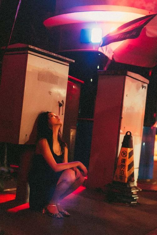人像摄影:痴情少女夜间马路上独自买醉