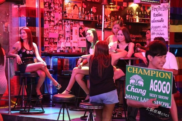 e起欣赏 偷拍泰国芭堤雅红灯区(未满18岁勿点