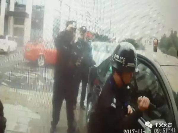 湖州某轿车内抬出一男子 四肢抽搐口吐白沫