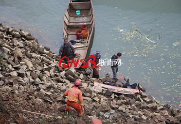 杭州一辆工程车弯道处翻入水库 驾驶员奇迹生