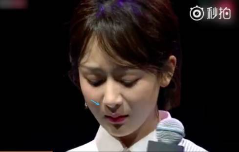 郑爽红唇妆气质大改,眼角开到眼尾的女星撞脸