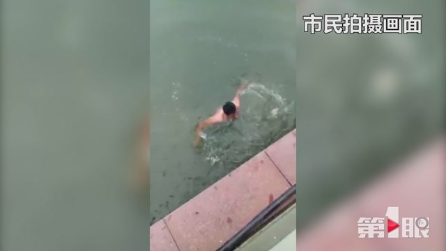 男子跳湖轻生 消防城管双双投湖救人