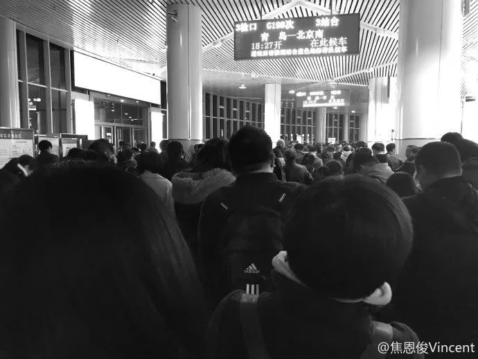 焦恩俊人海中挤高铁,没有座位蹲坐一旁超接地气