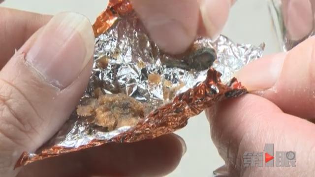 女子购牛肉粒 一口下去竟吃到铁钉