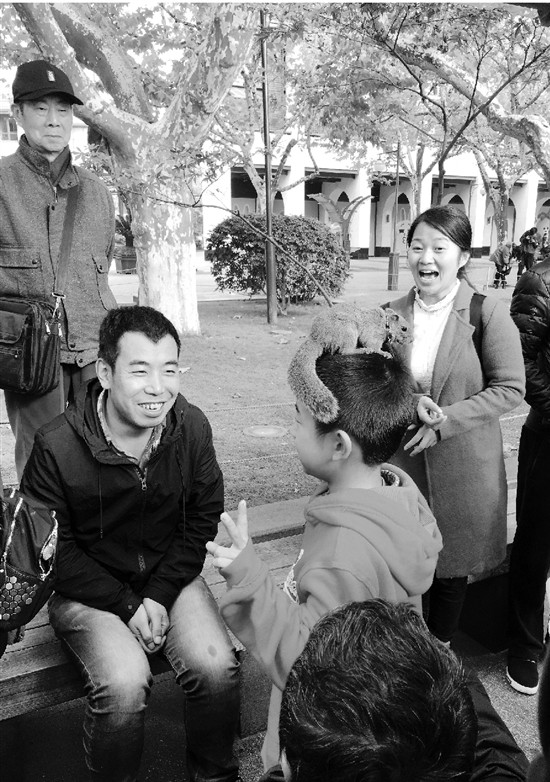 男子带松鼠去西湖边被举报 回应：我自己养的