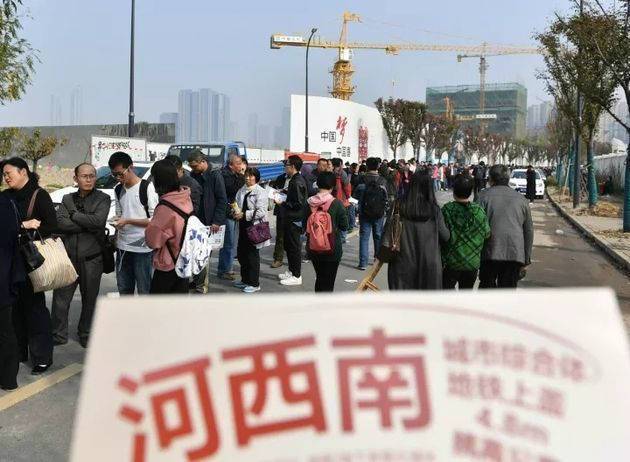 百万富翁排队抢房 持200万现金或存单_频道-湘