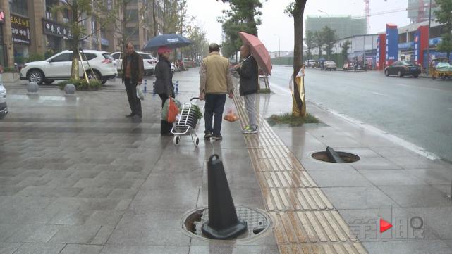 两百米路段现十大洞 过路就像闯关