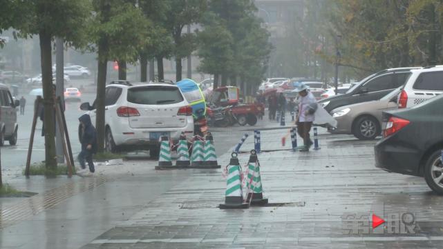 两百米路段现十大洞 过路就像闯关