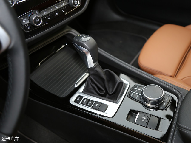 时尚VS稳重 1系三厢对比迈腾