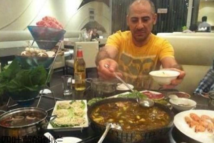老外在中国吃火锅竟对脑花和鸭血上瘾，称国外没有这么美味的东西 - 4