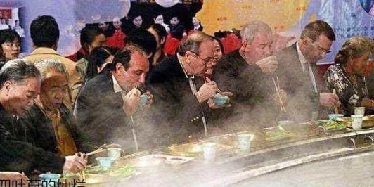 老外在中国吃火锅竟对脑花和鸭血上瘾，称国外没有这么美味的东西 - 5