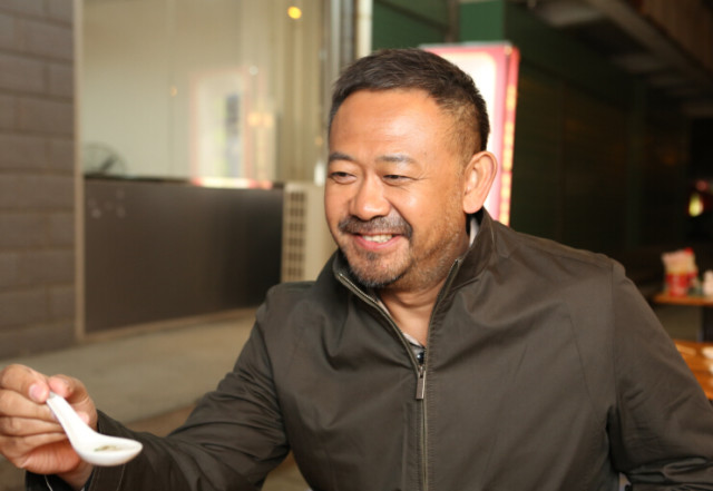 姜文和姜武两兄弟长相一样,可是选老婆的品味却很不一