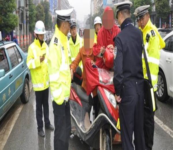 隆回一男子骑无牌摩托车遇查逃离现场 没冲多