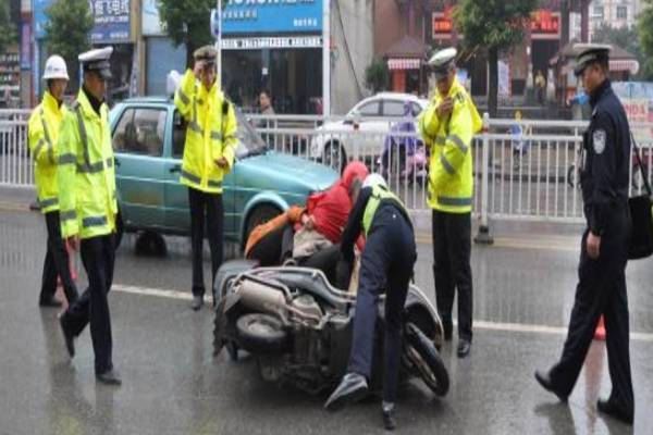 隆回一男子骑无牌摩托车遇查逃离现场 没冲多