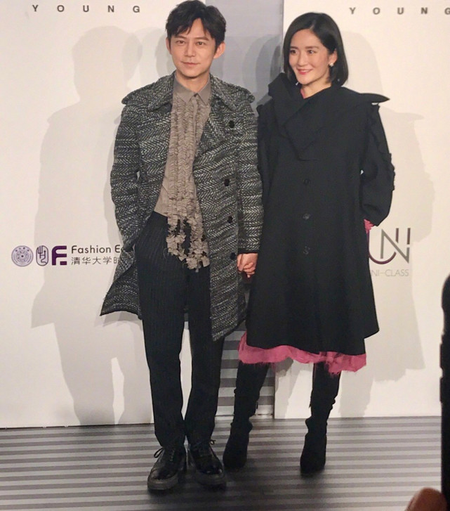 谢娜挺孕肚现身 何炅全程呵护_大燕网河北站