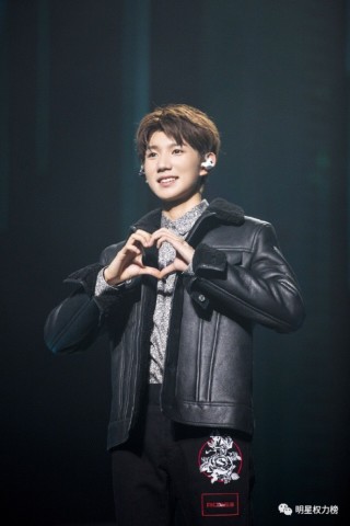 王源生日会造型高奢定制 唐嫣化身冷艳风情特