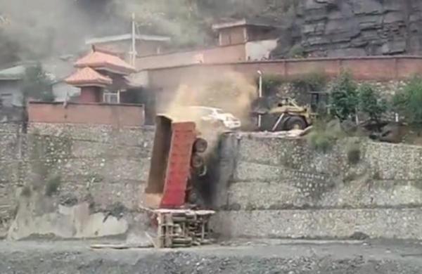 高利贷公司堵门 煤矿工作人员开装载机冲向讨