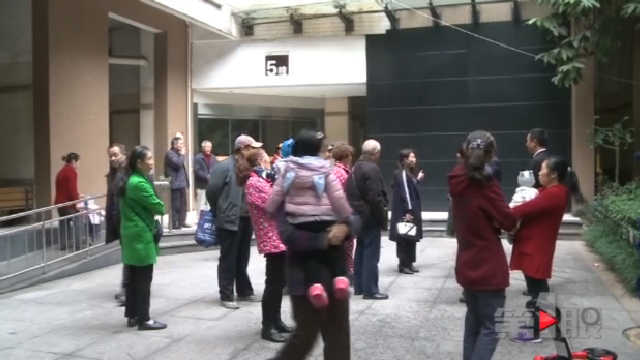 小区内惊现涂鸦不堪入目 皆因要换新物管？