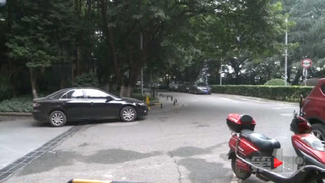 小区内惊现涂鸦不堪入目 皆因要换新物管？