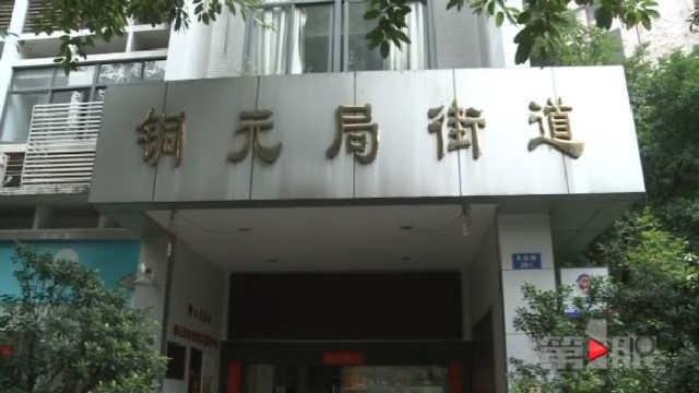 小区内惊现涂鸦不堪入目 皆因要换新物管？