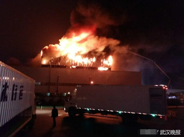 突发!武汉一厂房突发大火 数百平米屋顶烧塌