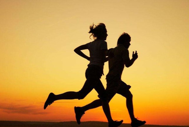 跑步爱好者酒后跑步回家路上身亡 家属起诉11