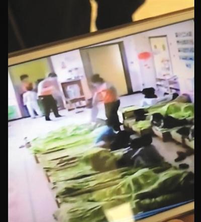 红黄蓝幼儿园教师曾被曝打孩子