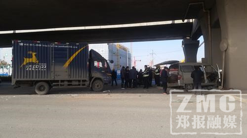 险!郑州一面包车撞完厢货撞桥柱 司机头部受伤