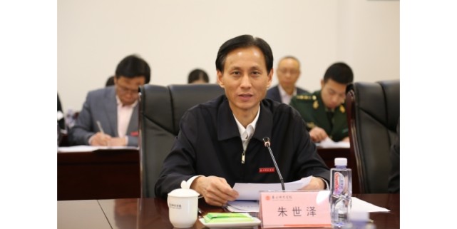考评汇报会在行政楼101会议室举行,校领导朱世泽,屈广清,高云程,林伟