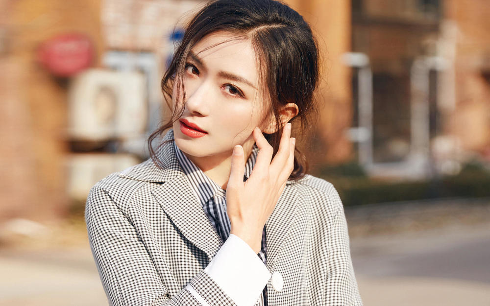 万茜晒出女儿正面照，大眼睛长睫毛萌翻了，像极了妈妈小时候!