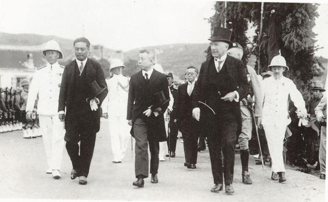 图注:1930年10月,外交部次长王家桢(左二)作为接收大员,从英军手中