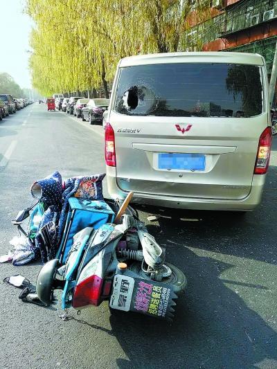 外卖小哥边看手机边骑车 一头撞碎前车玻璃