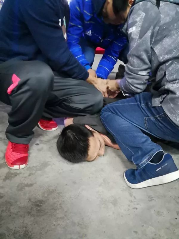 廣東致3死槍殺案抓捕現(xiàn)場曝光 抓獲4人起獲2把槍