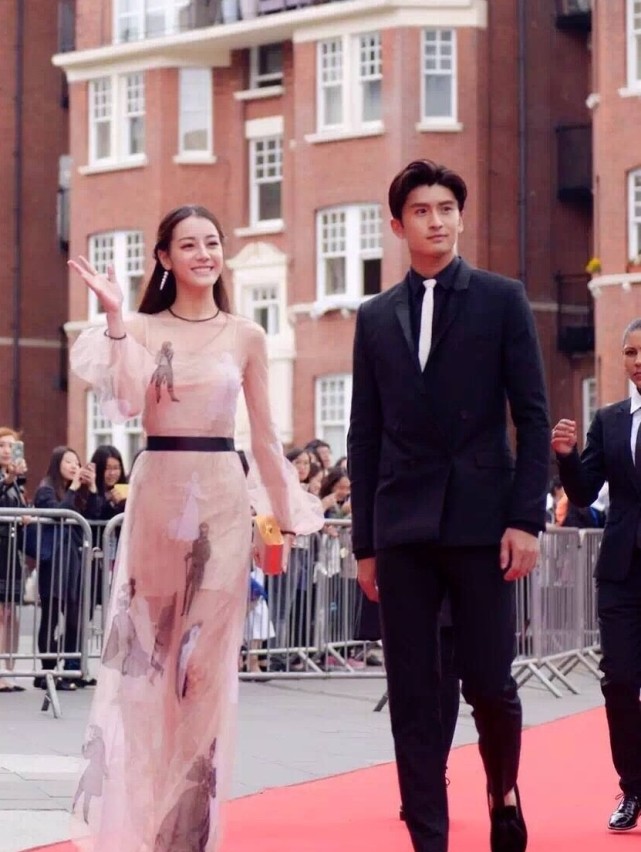 迪丽热巴张云龙走红毯风光无限,路人镜头下也