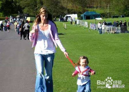 鄢陵一两岁多男童走失 民警调取监控视频寻找