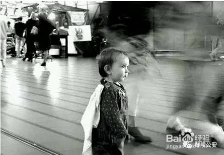 鄢陵一两岁多男童走失 民警调取监控视频寻找
