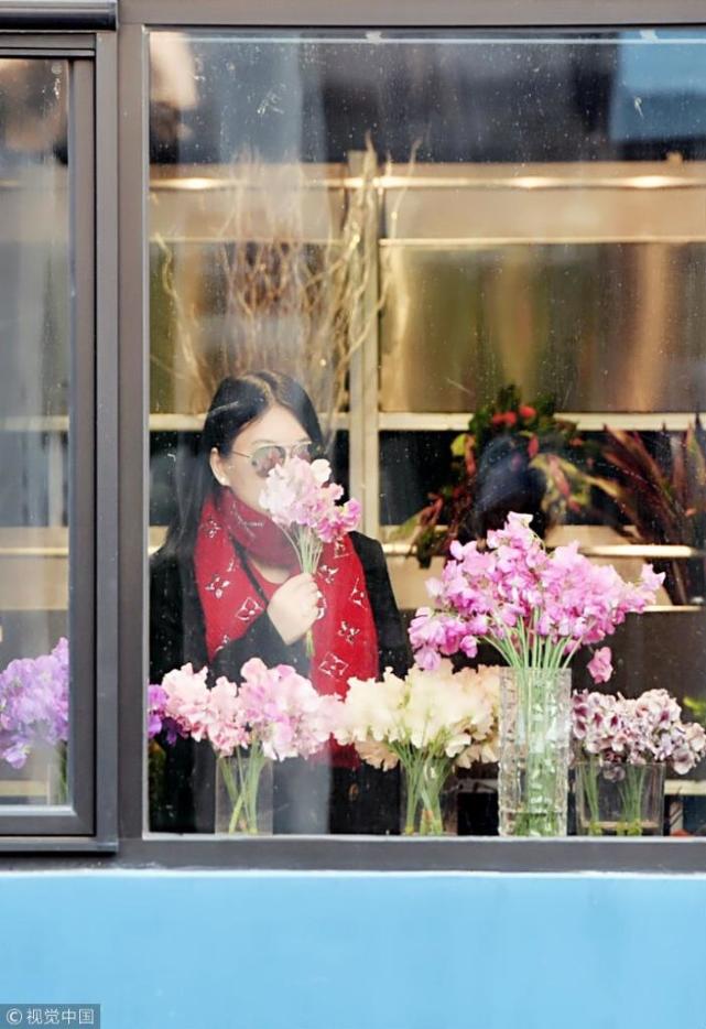李湘素颜独自逛花店，浑身上下都是名牌，贵妇范儿十足！ - 2
